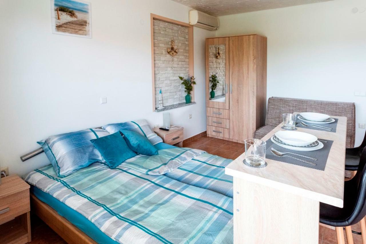 Lavanda Apartments&Studios ปิเนซิตซี ภายนอก รูปภาพ